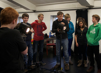 Jugendliche mit Workshopleiter René Grüner beim Filmen