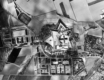 Fort Zinna (Mitte) mit Seydlitzkaserne (Speziallager Nr.8, unten) und Zietenkaserne (Sitz des Reichskriegsgerichts, links). Aufnahme vom 20. April 1945. © Luftbilddatenbank Würzburg