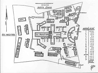 Die Unterkünfte des Speziallagers Nr. 8 in Fort Zinna waren stark überbelegt. Aus dem sowjetischen Lageplan vom 17. Dezember 1945 geht hervor, dass die Lagerverwaltung mit einer maximalen Kapazität von 8 638 Gefangenen rechnete. Tatsächlich befanden sich zu diesem Zeitpunkt 7 600 Insassen auf dem Gelände, das nur für etwa 1 000 Gefangene gedacht war. In der Mitte der Skizze befindet sich der charakteristische Kreuzbau, rechts unten (Gebäude Nr. 4) das Frauenlager. Staatsarchiv der Russischen Föderation (GARF), Moskau