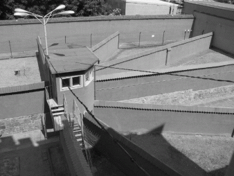 Blick vom Hafthaus Bautzen II auf die Freiganghöfe, 2007, Bildarchiv der Gedenkstätte Bautzen