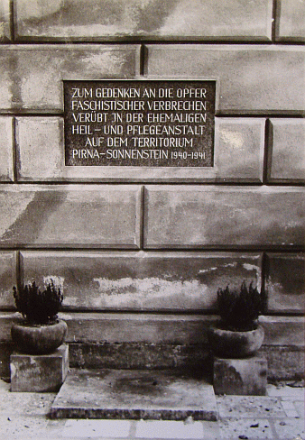 Gedenktafel im Eingangsbereich des Schlosses Sonnenstein, angebracht 1973; Archiv der Gedenkstätte Pirna-Sonnenstein, Fotograf unbekannt