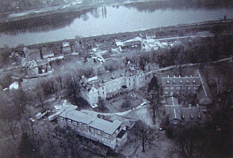 Areal der ehemaligen Tötungsanstalt Sonnenstein. Bildmitte Haus C 16. Luftbild 1994, Fotograf unbekannt, Archiv der Gedenkstätte Pirna-Sonnenstein Areal der ehemaligen Tötungsanstalt Sonnenstein. Bildmitte Haus C 16. Luftbild 1994, Fotograf unbekannt, Archiv der Gedenkstätte Pirna-Sonnenstein