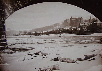 Der Sonnenstein im Winter 1940/41. Im Hintergrund mittig Haus C 16, die Stätte des Massenmordes, Archiv der Gedenkstätte Pirna-Sonnenstein