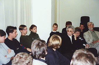 Zeitzeugengespräch zwischen ehemaligen jüdischen Zwangsarbeitern aus Polen und Schülern des St. Benno Gymnasiums, 11.10.2002, Bildarchiv der Gedenkstätte Münchner Platz Dresden