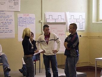 Schüler beim Rollenspiel während des Schülerprojektes &bdquo;Friedliche Revolution in Bautzen&ldquo;, 2005, Bildarchiv der Gedenkstätte Bautzen