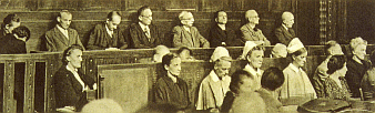 Anklagebank während des &bdquo;Euthanasie&ldquo;-Prozesses vor dem Landgericht Dresden 1947, Zeit im Bild 25. Juni 1947