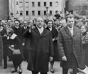  Walter Ulbricht besucht die Gedenkstätte, 4.11.1966, SLUB Dresden / Deutsche Fotothek, Fotograf: Höhne/Pohl