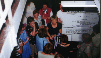 Die Zeitzeugin Christa Gross (Häftling in Bautzen II von 1975 - 1978) im Gespräch mit Besuchern der Gedenkstätte, Bildarchiv der Stiftung Sächsische Gedenkstätten Die Zeitzeugin Christa Gross (Häftling in Bautzen II von 1975 - 1978) im Gespräch mit Besuchern der Gedenkstätte, Bildarchiv der Stiftung Sächsische Gedenkstätten