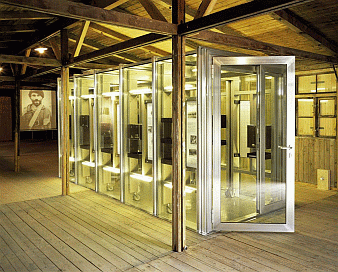 &bdquo;Gläserne Vitrine&ldquo; in der ehemaligen Lagerbaracke, 2003. Archiv der Gedenkstätte Ehrenhain Zeithain.