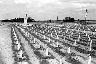 Grabanlage I (ehemaliger &bdquo;Russenfriedhof Zeithain&ldquo;) im Jahre 1945. Alle Hinweise auf die Einzelgräber sind später beräumt worden. Archiv der Gedenkstätte Ehrenhain Zeithain. 