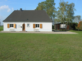 Dokumentenhaus und Lagerbaracke im Oktober 2008. Archiv der Gedenkstätte Ehrenhain Zeithain. 