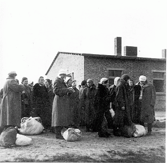 Weibliche Angehörige der polnischen Heimatarmee nach ihrer Ankunft in Zeithain, Oktober 1944, Archiv der Gedenkstätte Ehrenhain Zeithain