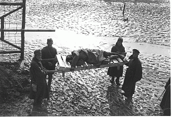 Transport eines kranken sowjetischen Kriegsgefangenen, Zeithain 1941/42. Archiv der Gedenkstätte Ehrenhain Zeithain. 