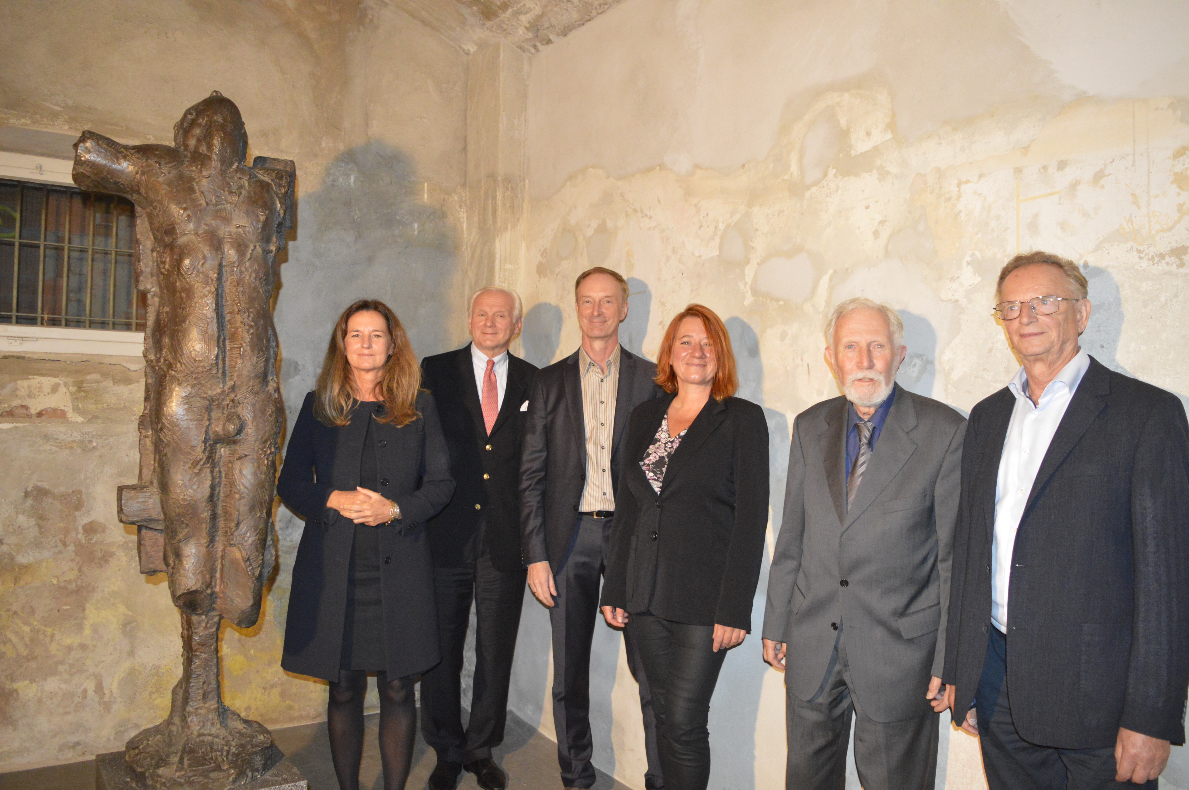 Von links nach rechts: Petra von Crailsheim (Stellvertretendes Vorstandsmitglied der Ostsächsischen Sparkasse Dresden), Friedrich-Wilhelm von Rauch (Geschäftsführer der Ostdeutschen Sparkassenstiftung), Henry Krause (Vorsitzender des Trägervereins der Gedenkstätte Bautzner Straße), Uljana Sieber (Leiterin der Gedenkstätte Bautzner Straße Dresden), Prof. Gerhard Glaser (ehemaliger Sächsischer Landeskonservator), Dr. Herbert Wagner (Ehrenvorsitzender des Trägervereins der Gedenkstätte Bautzner Straße Dresden) © Gedenkstätte Bautzner Straße Dresden Von links nach rechts: Petra von Crailsheim (Stellvertretendes Vorstandsmitglied der Ostsächsischen Sparkasse Dresden), Friedrich-Wilhelm von Rauch (Geschäftsführer der Ostdeutschen Sparkassenstiftung), Henry Krause (Vorsitzender des Trägervereins der Gedenkstätte Bautzner Straße), Uljana Sieber (Leiterin der Gedenkstätte Bautzner Straße Dresden), Prof. Gerhard Glaser (ehemaliger Sächsischer Landeskonservator), Dr. Herbert Wagner (Ehrenvorsitzender des Trägervereins der Gedenkstätte Bautzner Straße Dresden) © Gedenkstätte Bautzner Straße Dresden