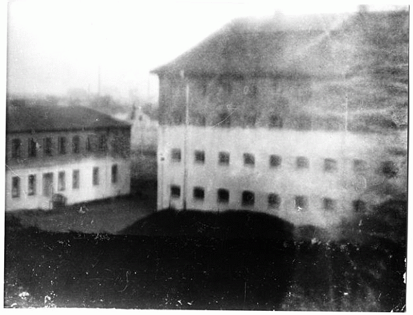 Heimliche Aufnahme der DDR-Strafvollzugseinrichtung Torgau, die ein politischer Gefangener 1967 mit einer selbst gebauten Kamera machte. © Ullstein Bildarchiv.