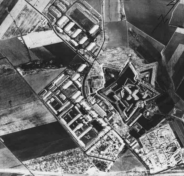 Ausschnitt aus einem US-amerikanischen Luftbild vom 18. April 1945. Die Aufnahme zeigt den sternförmigen Grundriss des Wehrmachtgefängnisses Torgau-Fort Zinna (rechts oben), die Seydlitzkaserne sowie die Zietenkaserne (links oben), in der von August 1943 bis April 1945 das Reichskriegsgericht seinen Sitz hatte. Luftbilddatenbank Ing-Büro Carls Würzburg