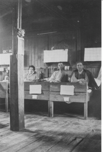 Kranke italienische Militärinternierte im Lazarett nach der Befreiung des Lagers, Archiv der Gedenkstätte Ehrenhain Zeithain