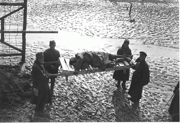 Transport eines kranken sowjetischen Kriegsgefangenen, Zeithain 1941/42. Archiv der Gedenkstätte Ehrenhain Zeithain.