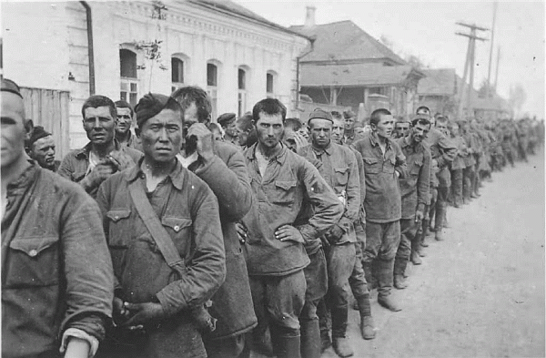 Sowjetische Kriegsgefangene in Marschkolonne, unbek. Ort und Datum, Archiv der Gedenkstätte Ehrenhain Zeithain