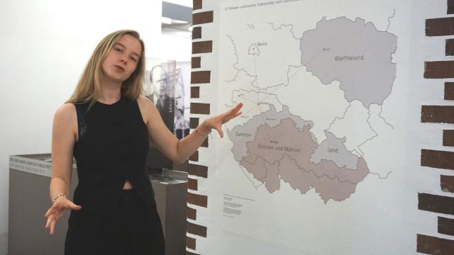Ella Peter in der Ausstellung der Gedenkstätte