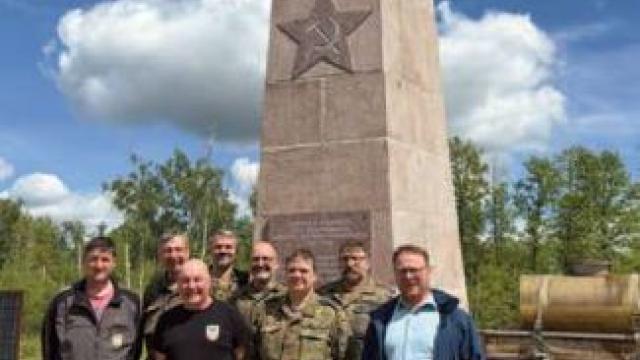 Reservistenarbeitsgemeinschaft vor dem Gedenkobelisken auf dem Friedhof Jacobsthal © Archiv GSEZ  