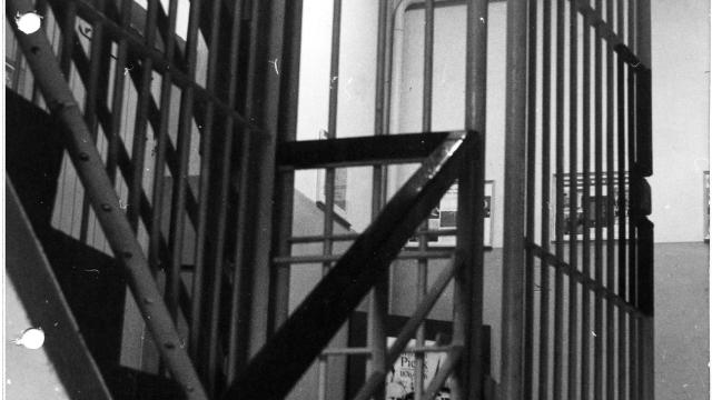 Blick in das vergitterte Treppenhau im Jugendgefängnis Torgau, ca. 1960