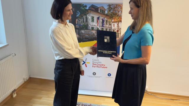 Die tschechische Generalkonsulin Ivona Valhová überreicht Birgit Sack die Verdienstmedaille. 