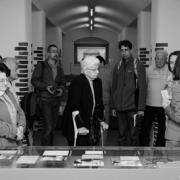 Besuchergruppe in der ständigen Ausstellung (© Stiftung Sächsische Gedenkstätten / Gedenkstätte Münchner Platz Dresden)