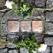 Die Stolpersteine für Jankel, Marianne und Roland Rotstein in der Ludwig-Kirsch-Straße in Chemnitz (© Verein)