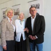 Erdmute Bräunlich (Mitte) mit Jana Wittenbecher und Wolfgang Oleschinski 2019 (© StSG/DIZ Torgau)