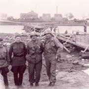 Rotarmisten und US-Soldaten posieren vor der zerstörten Notbrücke für ein Erinnerungsfoto (© Sammlung StSG/GSEZ)