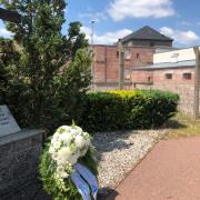 Kranz am Memorial vor dem Fort Zinna (© Archiv Stiftung Sächsische Gedenkstätten/Erinnerungsort Torgau)