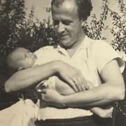 Lothar Däßler mit Sohn – Däßler wurde 1951 durch ein sowjetisches Militärtribunal in Dresden zum Tode verurteilt, Quelle: Privat