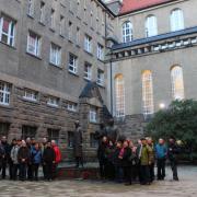 Die Leipziger VdN-BdA-Gruppe vor der Plastik „Widerstandskämpfer“ im ehemaligen Richthof (© Sebastian Paul)
