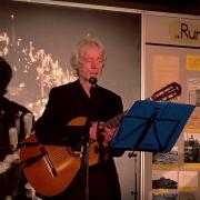 Liedermacher Karl-Heinz Bomberg in der „Runden Ecke“ in Leipzig (Screenshot Youtube-Kanal „Runden Ecke“)