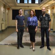 Das Projektleitungsteam „zusammen.HALT“ (Simon Wolf, Uljana Sieber, Marcus Oertel; v.l.n.r.) im Stasi-Hafthaus der Gedenkstätte