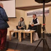 Autorin Dr. Karin König und der stellvertretende Stiftungsgeschäftsführer Sven Riesel in der Gedenkstätte „Museum in der 'Runden