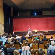 Der Aussteiger Manuel Bauer in der Aula des Städtischen Gymnasium Riesa (© StSG / GSEZ)