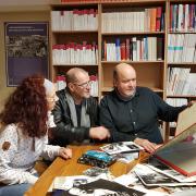 Stephan Krawczyk (Mitte) übergibt seinen Vorlass an Dr. Saskia Paul (l.) und Uwe Schwabe (r.) vom Archiv Bürgerbewegung (© ABL)