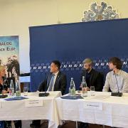Christiane Schenderlein (l.), US-Generalkonsul Ken Toko (2. v. l.) und Nikita Lomakin (r.) beim Dialog an der Elbe (© STSG)
