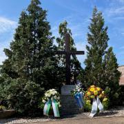 Kränze am Gedenkort vor dem Fort Zinna in Torgau (© StSG/Erinnerungsort Torgau)