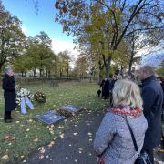 Elisabeth Kohlhaas spricht vor dem Kriegsgräberfeld des Gemeindefriedhofs Torgau (© Bärbel Schumann)