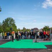 Verlegung der Stolperschwelle für Zwangsarbeiterinnen und Zwangsarbeiter im Stahlwerk Riesa (© Feralpi Riesa)