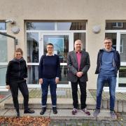 Josephine Ulbricht, Anne Friebel, Dr. Markus Pieper und Sven Riesel vor der Gedenkstätte für Zwangsarbeit Leipzig (Foto: StSG)