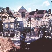 Blick auf zerstörten Südflügel (li.) und Ostflügel (re.), im Vordergrund das zerstörte Wirtschaftsgebäude (© StSG)