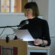 Dr. Anne Thomas beim Vortrag „Stolpersteine – Innehalten mitten im Alltag“ (© Stiftung Sächsische Gedenkstätten)