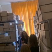 Rundgang im Archivmagazin mit der Archivleiterin und Teilnehmenden des Historikertages (© ABL)