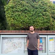 Aren Vanyan vor der Geschäftsstelle der Stiftung Sächsische Gedenkstätten, Sitz der Dokumentationsstelle Dresden (© StSG)