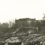 Das spätere Tötungsgebäude in Pirna-Sonnenstein von der Stadt aus gesehen, Januar 1940 (© StSG/GSPS)