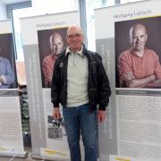 Wolfgang Lötzsch vor der Ausstellung (© Lern- und Gedenkort Kaßberg-Gefängnis e. V.)